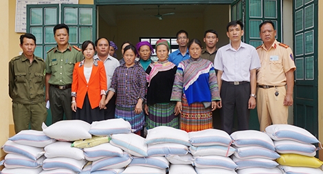 Hỗ trợ 2 tấn gạo cho người dân khó khăn xã Sín Chéng