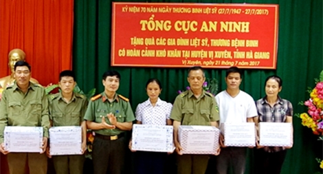 Đoàn đại biểu Tổng cục an ninh tặng quà 27-7 tại Hà Giang