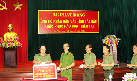 Công an Hà Nam ủng hộ nhân dân vùng lũ các tỉnh Tây Bắc
