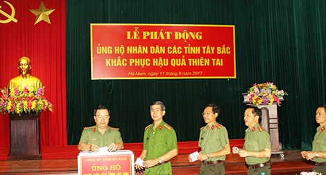 Công an Hà Nam ủng hộ nhân dân vùng lũ các tỉnh Tây Bắc