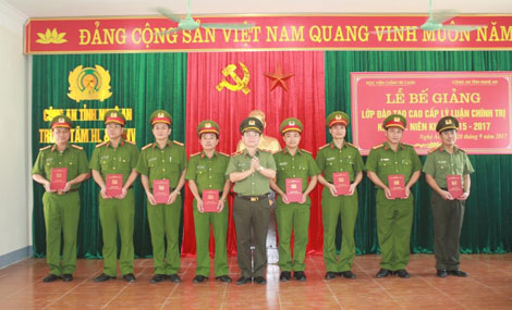 Bế giảng lớp đào tạo trình độ Cao cấp Lí luận chính trị khóa 3 tại Nghệ An