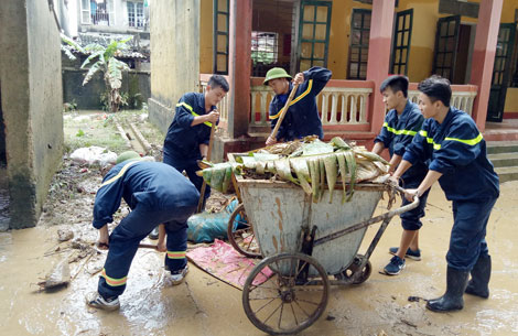 Công an bơi đẩy bè đưa hàng nghìn người dân qua vùng ngập lũ - Ảnh minh hoạ 15