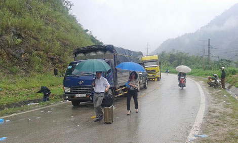 Công an bơi đẩy bè đưa hàng nghìn người dân qua vùng ngập lũ - Ảnh minh hoạ 8