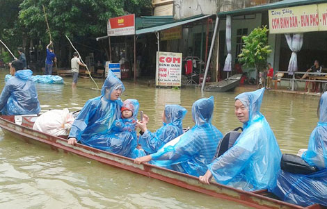 Công an bơi đẩy bè đưa hàng nghìn người dân qua vùng ngập lũ - Ảnh minh hoạ 3