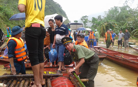 Công an bơi đẩy bè đưa hàng nghìn người dân qua vùng ngập lũ - Ảnh minh hoạ 4