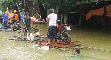 Công an bơi đẩy bè đưa hàng nghìn người dân qua vùng ngập lũ