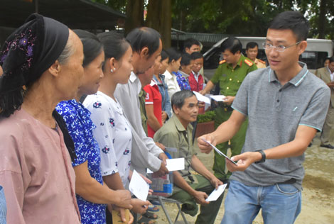 Công an Thanh Hóa phối hợp trao quà trên 1,2 tỉ đồng cho nhân dân thiệt hại do mưa lũ - Ảnh minh hoạ 7