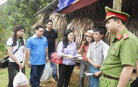 Công an Thanh Hóa phối hợp trao quà trên 1,2 tỉ đồng cho nhân dân thiệt hại do mưa lũ - Ảnh minh hoạ 4