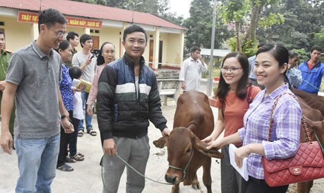 Công an Thanh Hóa phối hợp trao quà trên 1,2 tỉ đồng cho nhân dân thiệt hại do mưa lũ - Ảnh minh hoạ 2