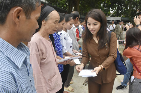 Công an Thanh Hóa phối hợp trao quà trên 1,2 tỉ đồng cho nhân dân thiệt hại do mưa lũ - Ảnh minh hoạ 8