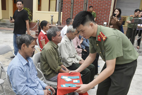 Công an Thanh Hóa phối hợp trao quà trên 1,2 tỉ đồng cho nhân dân thiệt hại do mưa lũ - Ảnh minh hoạ 9