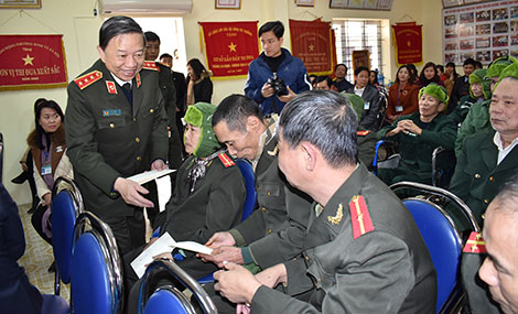 Bộ trưởng Tô Lâm thăm và tặng quà các thương bệnh binh tại Nho Quan - Ảnh minh hoạ 4