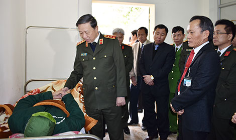 Bộ trưởng Tô Lâm thăm và tặng quà các thương bệnh binh tại Nho Quan - Ảnh minh hoạ 6