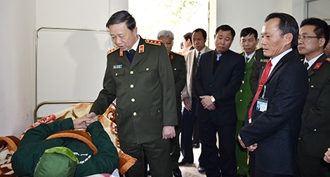 Bộ trưởng Tô Lâm thăm và tặng quà các thương bệnh binh tại Nho Quan