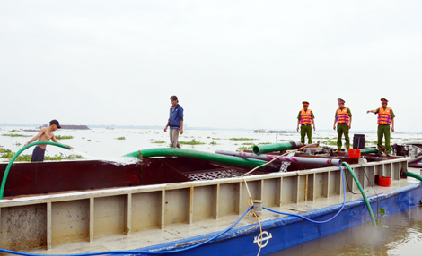 Cán bộ Công an tỉnh Bến Tre phát hiện, xử lí phương tiện khai thác cát trái phép trên sông Hàm Luông.