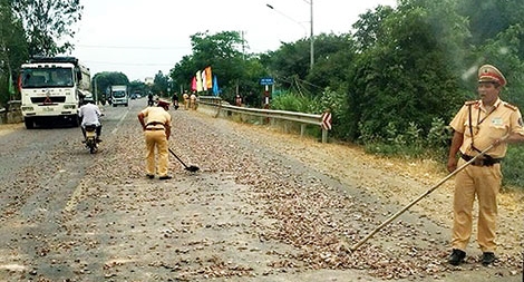 CSGT thu dọn đá dăm trên đường Quốc lộ 19