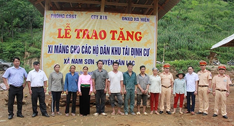 Tặng 40 tấn xi măng cho các hộ dân khu tái định cư huyện Tân Lạc, Hòa Bình