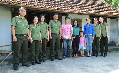 Xót thương gia cảnh em học sinh nghèo bươn chải trước ngày nhập học - Ảnh minh hoạ 2