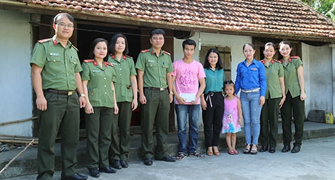 Xót thương gia cảnh em học sinh nghèo bươn chải trước ngày nhập học