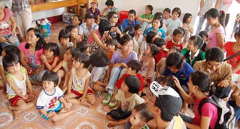 Công an tỉnh Nam Định: Tặng quà các em nhỏ ở Cô nhi viện Dục Anh Bùi Chu