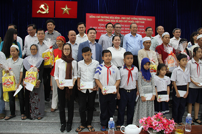 Phó Thủ tướng Thường trực Trương Hòa Bình tặng quà Tết cho gia đình chính sách - Ảnh minh hoạ 2