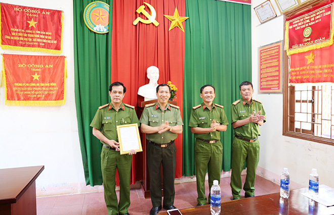 Khen thưởng Phòng Cảnh sát hình sự tỉnh Đắk Nông triệt phá nhóm đối tượng cho vay lãi nặng