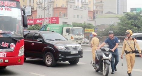 Theo chân CSGT Hà Nội xử lý vi phạm giao thông trên đường vành đai 3 trên cao