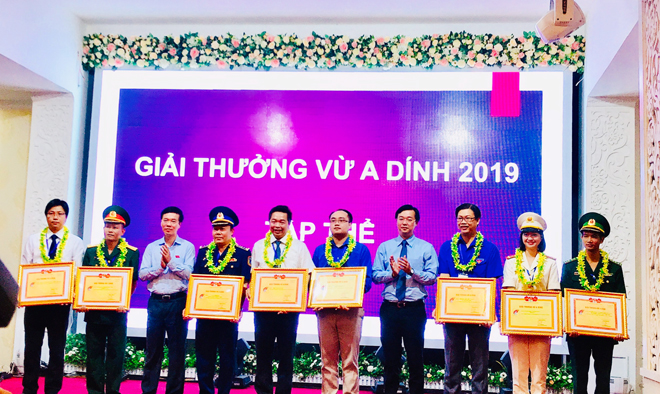 Đoàn thanh niên Công an tỉnh Phú Yên nhận giải thưởng Vừ A Dính