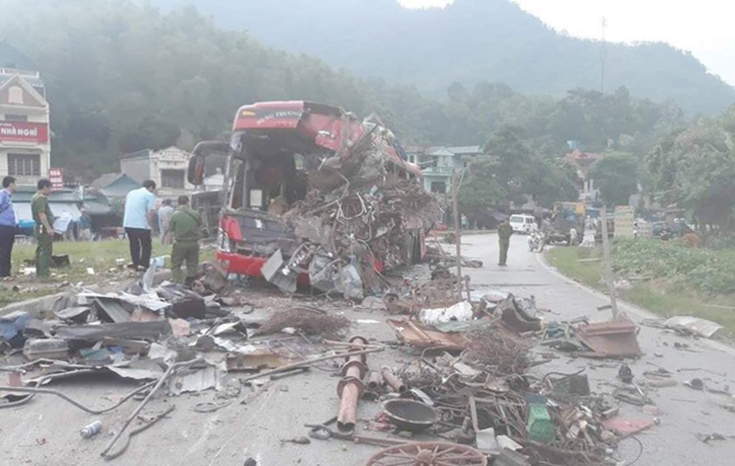 Sau cấp cứu nạn nhân và khám nghiệm, CSGT Hòa Bình cật lực thu dọn hiện trường vụ xe tải đâm xe khách