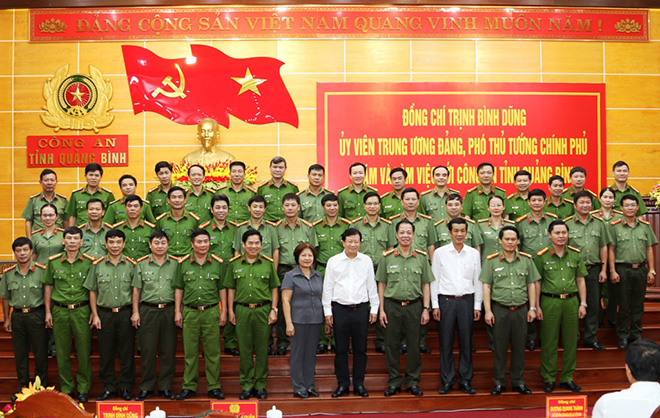 Phó Thủ tướng Trịnh Đình Dũng thăm và làm việc với Công an tỉnh Quảng Bình