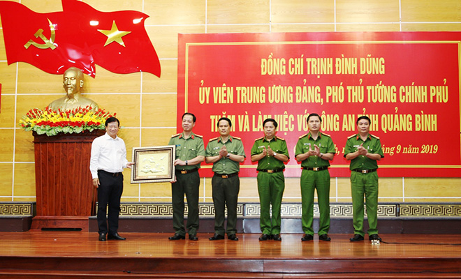 Phó Thủ tướng Trịnh Đình Dũng thăm và làm việc với Công an tỉnh Quảng Bình - Ảnh minh hoạ 2