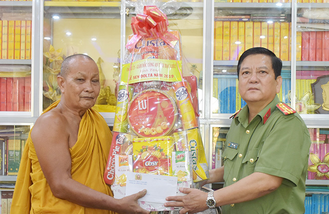 Công an tỉnh Bạc Liêu chúc mừng lễ Sen Dolta 2019 của đồng bào Khmer - Ảnh minh hoạ 3