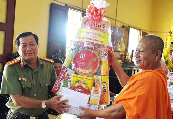 Công an tỉnh Bạc Liêu chúc mừng lễ Sen Dolta 2019 của đồng bào Khmer - Ảnh minh hoạ 2