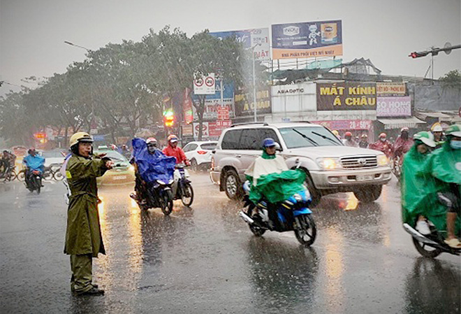 Lực lượng CSGT chủ động đảm bảo ATGT trong mùa mưa bão