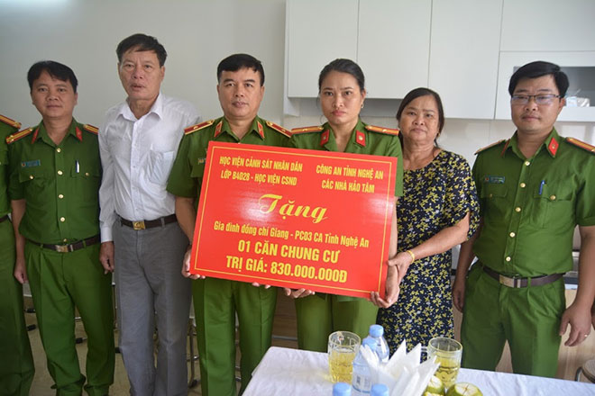 Học viện CSND và CA tỉnh Nghệ An tặng quà cho CBCS có hoàn cảnh khó khăn