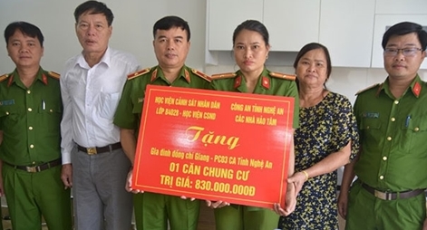 Học viện CSND và CA tỉnh Nghệ An tặng quà cho CBCS có hoàn cảnh khó khăn