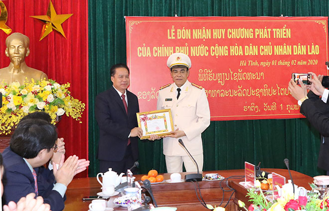 Giám đốc Công an tỉnh Hà Tĩnh nhận Huy chương phát triển của Chính phủ Lào