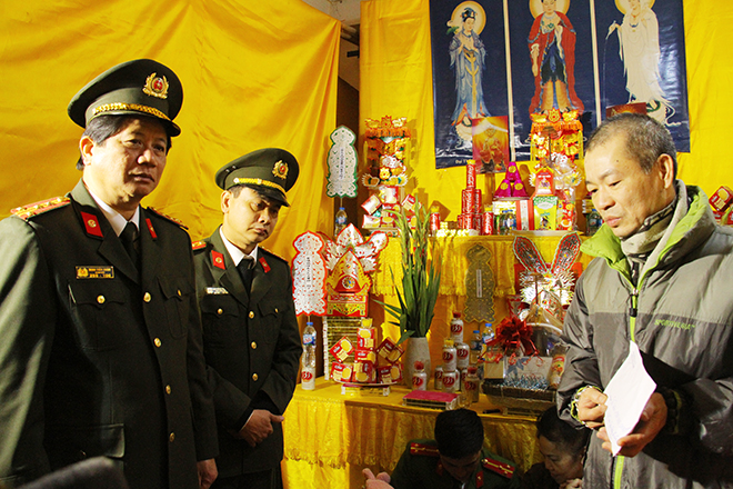 Công an tỉnh Lào Cai trao 300 triệu đồng ủng hộ gia đình 3 liệt sỹ hi sinh tại Đồng Tâm