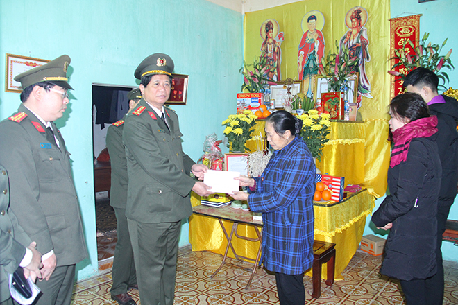 Công an tỉnh Lào Cai trao 300 triệu đồng ủng hộ gia đình 3 liệt sỹ hi sinh tại Đồng Tâm - Ảnh minh hoạ 3