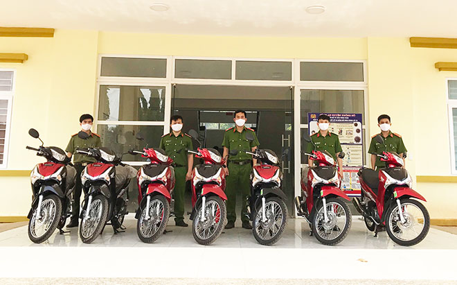 Công an Đắk Nông trang cấp xe mô tô cho lực lượng Công an xã chính quy