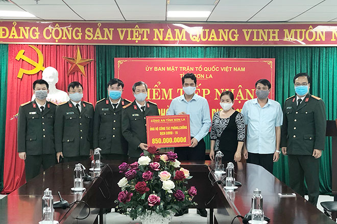 Công an tỉnh Sơn La hỗ trợ 850 triệu đồng phòng chống dịch COVID-19