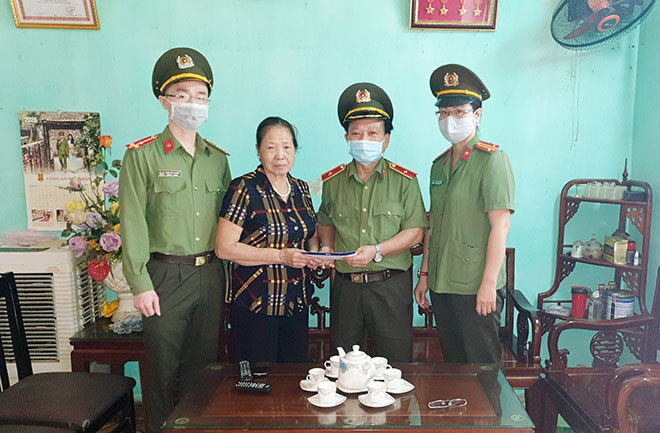 Cục Khoa học, Chiến lược và Lịch sử CA thăm gia đình Liệt sĩ hi sinh tại Đồng Tâm