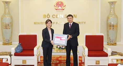 Bộ Công an Việt Nam hỗ trợ Bộ Nội vụ Singapore đẩy lùi dịch COVID-19