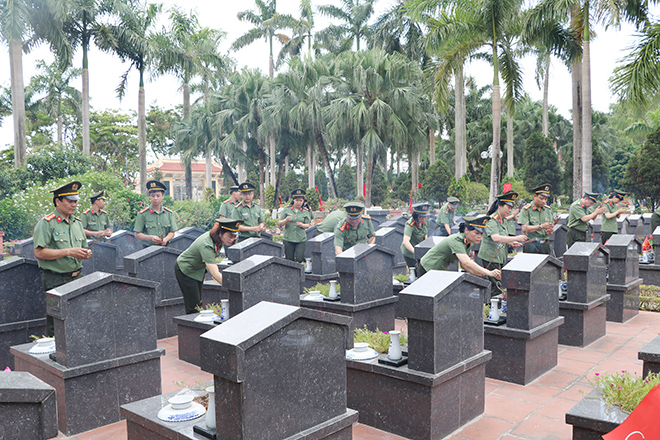 Cục Y tế dâng hương, dâng hoa tại Nghĩa trang Liệt sĩ Nhổn - Ảnh minh hoạ 2