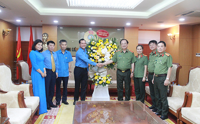 Lãnh đạo Bộ Công an chúc mừng Tổng Liên đoàn Lao động Việt Nam