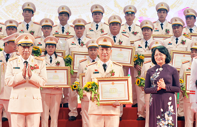 Phó Chủ tịch nước Đặng Thị Ngọc Thịnh, Bộ trưởng Bộ Công an Tô Lâm tặng Bằng khen của Bộ Công an cho các điển hình tiên tiến.