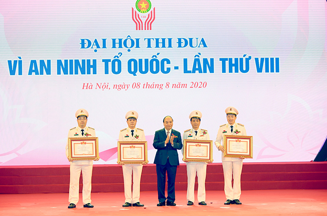 Thủ tướng Nguyễn Xuân Phúc trao danh hiệu Chiến sĩ thi đua toàn quốc cho các cá nhân xuất sắc.