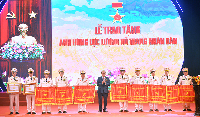 Thủ tướng Nguyễn Xuân Phúc trao danh hiệu Anh hùng lực lượng vũ trang nhân dân cho 8 tập thể và 2 cá nhân xuất sắc