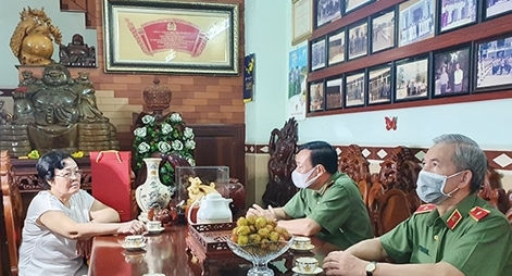Thứ trưởng Lê Tấn Tới thăm gia đình các đồng chí nguyên lãnh đạo Bộ Công an