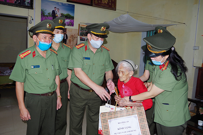 Thăm tặng quà các mẹ Việt Nam Anh hùng trên địa bàn tỉnh Hà Nam